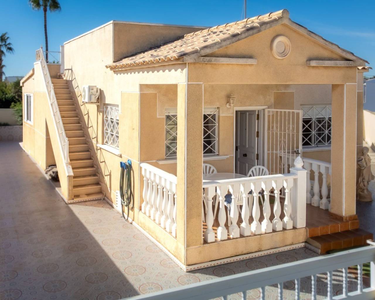 Villa - Resale - Torrevieja - C6ZH-35535
