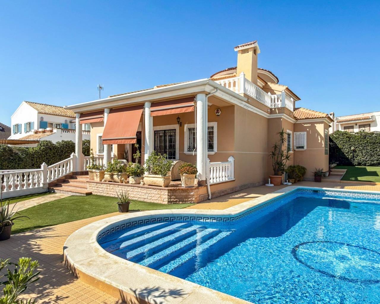 Villa - Wederverkoop - Torrevieja - Torrelamata - La Mata