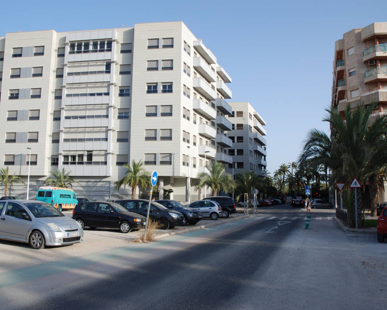 new white apartment building for sale in calle doctor fleming elche